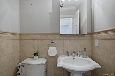 Turn-Key, Bright End Unit Townhome with private garage - Just a - photo 7