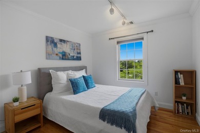 Turn-Key, Bright End Unit Townhome with private garage - Just a - photo 9