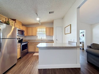 Beautiful and well maintained 2-bedroom, 2-bath manufactured - photo 11