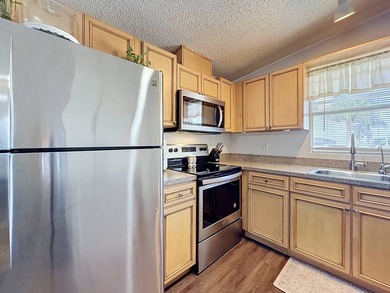 Beautiful and well maintained 2-bedroom, 2-bath manufactured - photo 12
