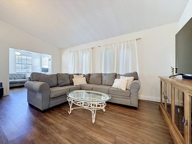 Beautiful and well maintained 2-bedroom, 2-bath manufactured - photo 15