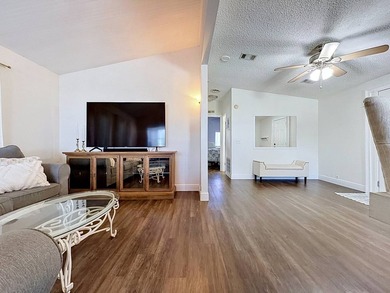 Beautiful and well maintained 2-bedroom, 2-bath manufactured - photo 17