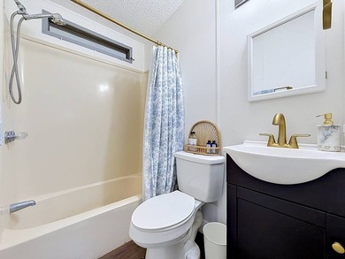 Beautiful and well maintained 2-bedroom, 2-bath manufactured - photo 18