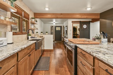 Lakefront, lake view, boat slip available and meticulously - photo 10