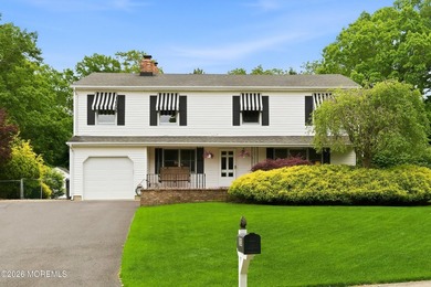 Spacious & beautifully maintained, this charming 4-bedroom - photo 1
