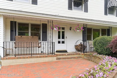 Spacious & beautifully maintained, this charming 4-bedroom - photo 5