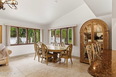 Spacious & beautifully maintained, this charming 4-bedroom - photo 8