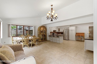 Spacious & beautifully maintained, this charming 4-bedroom - photo 10
