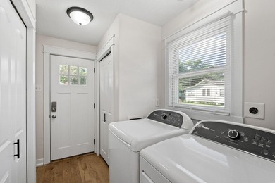 Beautifully rehabbed 3-bedroom, 1-bath home with a detached - photo 12