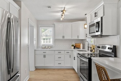 Beautifully rehabbed 3-bedroom, 1-bath home with a detached - photo 15
