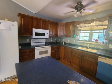 Charming 3BR, 2BA home on 2 lots located in Lake Tansi - photo 16