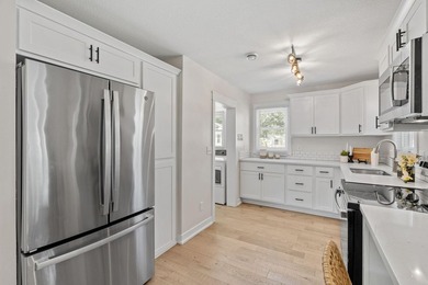 Beautifully rehabbed 3-bedroom, 1-bath home with a detached - photo 16