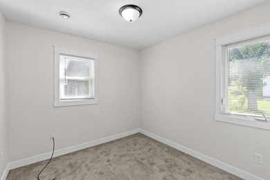 Beautifully rehabbed 3-bedroom, 1-bath home with a detached - photo 25
