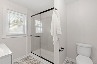 Beautifully rehabbed 3-bedroom, 1-bath home with a detached - photo 27