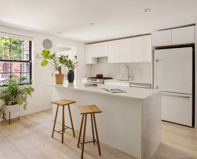 Set on a picturesque tree-lined block in the heart of Bed-Stuy - photo 4
