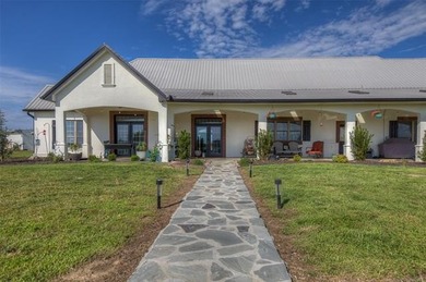 Private 10.81 M/L acre estate featuring two residences, an 80x40 - photo 4