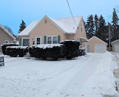 Lake Winnebago Home Sale Pending in Neenah Wisconsin