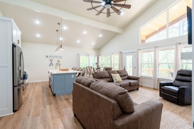 Lakefront, lake view, and lake access! Charming 3BR/2BA home - photo 2