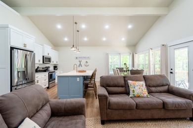 Lakefront, lake view, and lake access! Charming 3BR/2BA home - photo 3