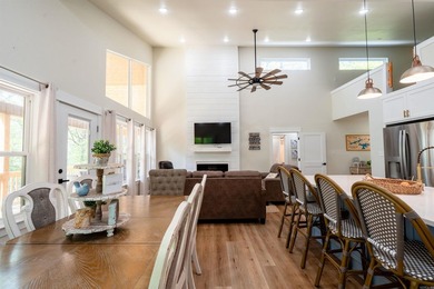 Lakefront, lake view, and lake access! Charming 3BR/2BA home - photo 4