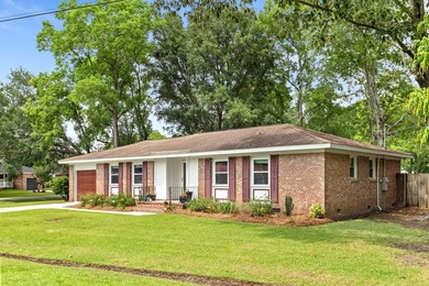 Welcome home! This is a beautiful 3br 2ba, brick ranch home - photo 1
