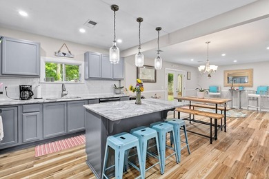 Welcome home! This is a beautiful 3br 2ba, brick ranch home - photo 2