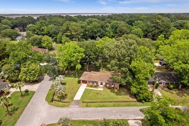 Welcome home! This is a beautiful 3br 2ba, brick ranch home - photo 8