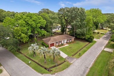 Welcome home! This is a beautiful 3br 2ba, brick ranch home - photo 9