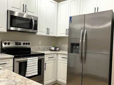 This just- like-New townhouse, has completely NEW kitchen, New - photo 4