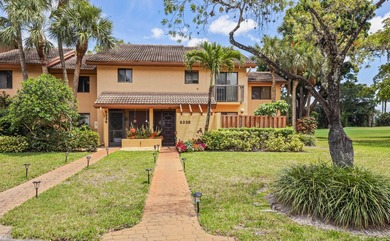 Updated 2-bedroom + den, 2-bathroom first-floor unit with golf - photo 1