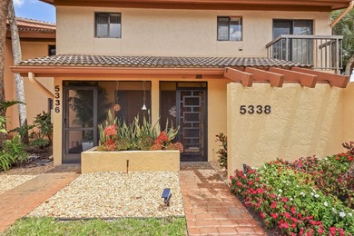 Updated 2-bedroom + den, 2-bathroom first-floor unit with golf - photo 2