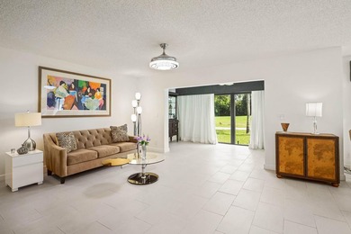 Updated 2-bedroom + den, 2-bathroom first-floor unit with golf - photo 5