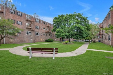 Welcome to this bright and inviting private, well-sunlit - photo 12
