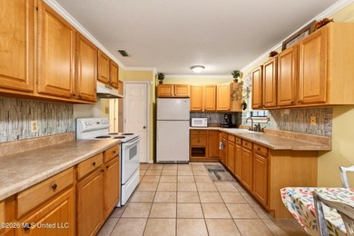 Welcome home to this charming and well-maintained property - photo 14