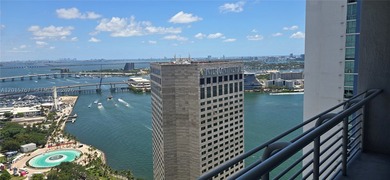 Experience breathtaking waterfront and skyline views from this - photo 3