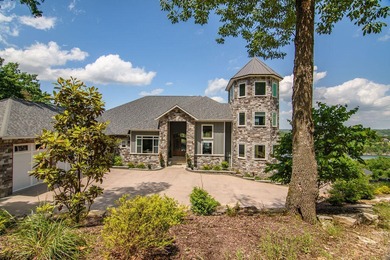 Discover this beautiful and luxurious lakeside retreat in