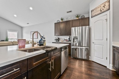 Welcome to this beautifully maintained home in Arrowhead Grande - photo 6