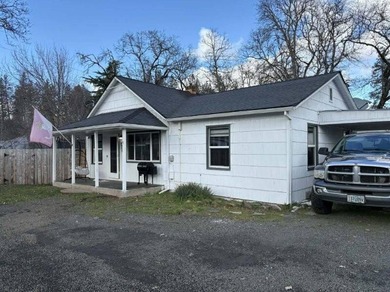 Rogue River Home For Sale in Shady Cove Oregon