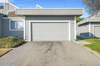 Lake Townhome/Townhouse For Sale in Discovery Bay, California