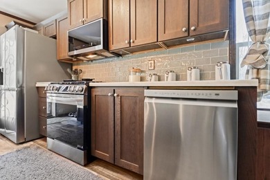 Discover easy peaceful Northwoods living in this well-kept - photo 4