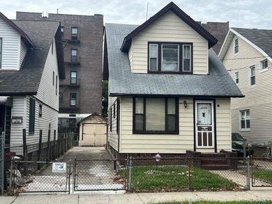 30*100 Lot size with building size 1488 sqft, R4A Zoning! Full - photo 1
