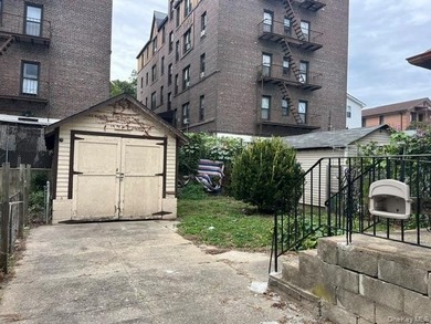 30*100 Lot size with building size 1488 sqft, R4A Zoning! Full - photo 2