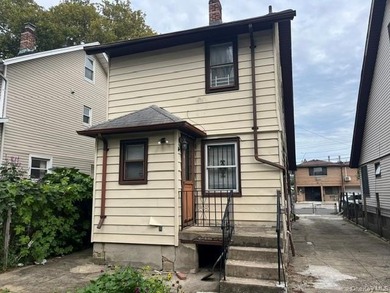 30*100 Lot size with building size 1488 sqft, R4A Zoning! Full - photo 3