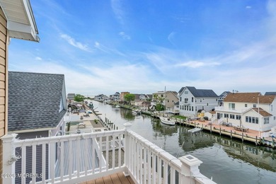 LUXURIOUS WATERFRONT LIVING on the lagoon! This stunning 3 - photo 4