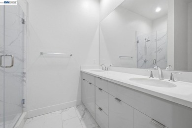 Modern 2019-built townhouse offering 2 bedrooms, 2.5 bathrooms - photo 24