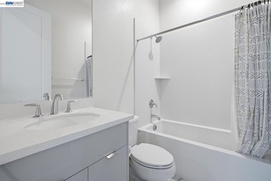 Modern 2019-built townhouse offering 2 bedrooms, 2.5 bathrooms - photo 28