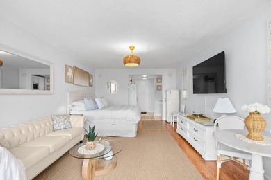 Rare top floor unit at St. John's Inn, perfectly positioned just - photo 4