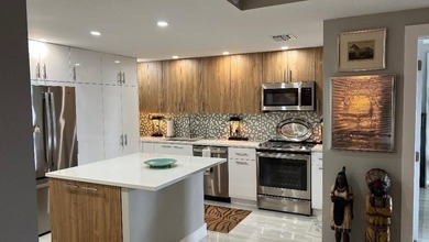 Walk into this top floor stunning remodeled spacious 2 bedroom 2 - photo 4