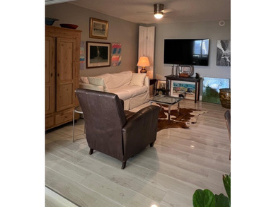 Walk into this top floor stunning remodeled spacious 2 bedroom 2 - photo 10