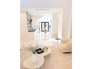 SOPHISTICATED residence with warm neutral palette. Elegant yet - photo 7